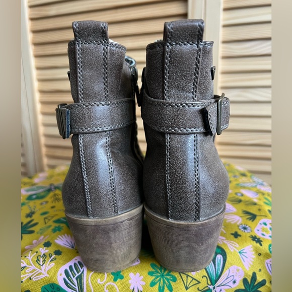 Roxy Tawny buckle styling with braided detail 2 inch Heel Ankle Boots
Size 6.5 - Picture 4 of 10